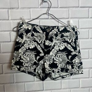 DIVIDED H&M women printed black and white floral shorts/size 6